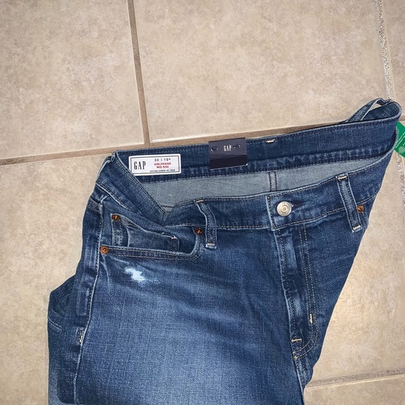 NWT GAP Girlfriend Mid Rise Jean 30/10R - Picture 3 of 3